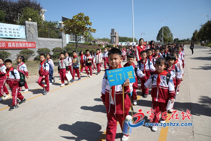 寧化：志愿者護送學生過馬路