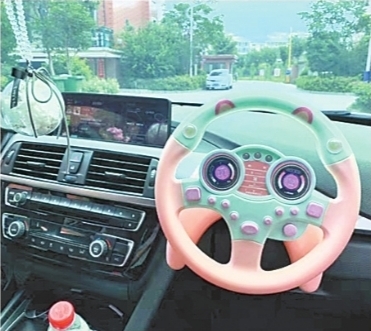 副駕駛裝玩具方向盤(pán) 網(wǎng)友:這種廣告豈能播