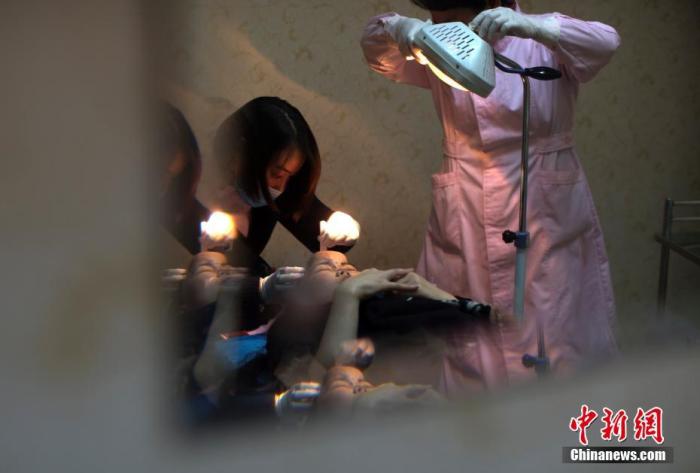 "資料圖：遭受家暴的女性，正在接受護士治療。<a