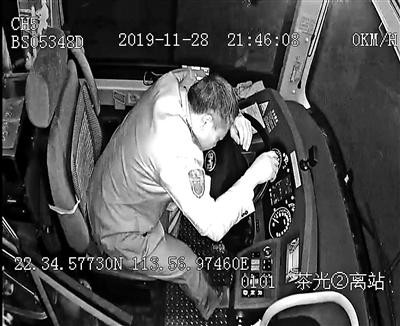 公交司機突發腦梗 停車、轉移乘客等被贊教科書式操作