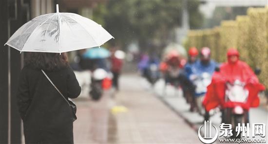 昨日泉州市區下了雨,下班路上冷冷的。(莊麗祥 攝)
