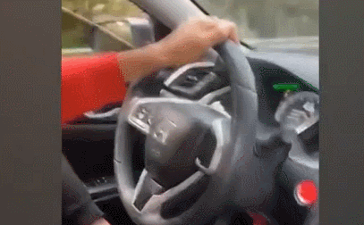 無證駕駛行拘15日！一男子邊喝酒邊開車視頻網絡上熱傳