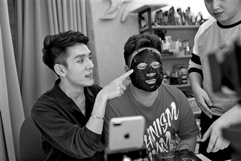 2019消費(fèi)新亮點(diǎn):網(wǎng)紅主播能帶貨 商家營銷新利器