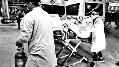 貝貝于昨日18時許抵達首都醫科大學附屬北京兒童醫院 攝影/本報記者 李娜