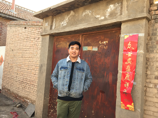  ?作者在姥姥家的舊房子前&nbsp;