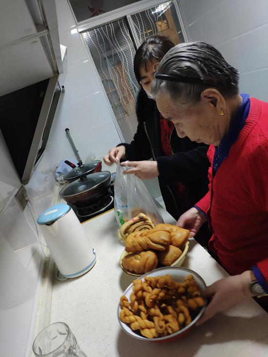  ?春節媽媽做了年饃準備給姥姥送去