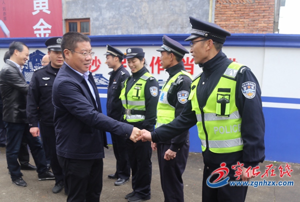 縣委書記余建地走訪慰問一線政法干警和鄉(xiāng)鎮(zhèn)干部