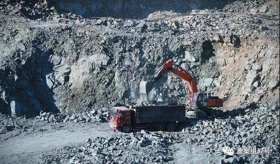 1月24日，元猛公司莫圪內鐵礦場內，貨車裝滿鐵礦后，會拉到選礦廠進行加工。&nbsp;&nbsp;&nbsp;&nbsp;新京報記者 游天燚 攝