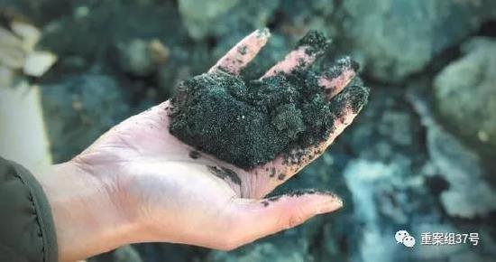 尾礦庫用來筑壩的礦渣掉落在河道中，呈現藍黑色，伴有異味。&nbsp;&nbsp;&nbsp; 新京報記者 游天燚 攝