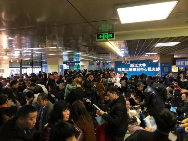 浙醫二院眼科被學生和家長擠爆了。錢江晚報 圖