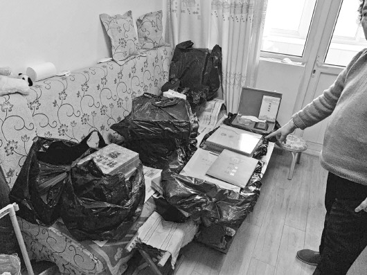  在老人家中，擺滿沙發(fā)的收藏品大多未拆封。