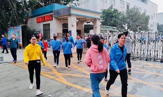 在東莞的工廠里，隨處可見(jiàn)的學(xué)生工。