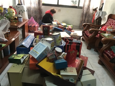 黃婆婆家客廳堆滿各類保健品