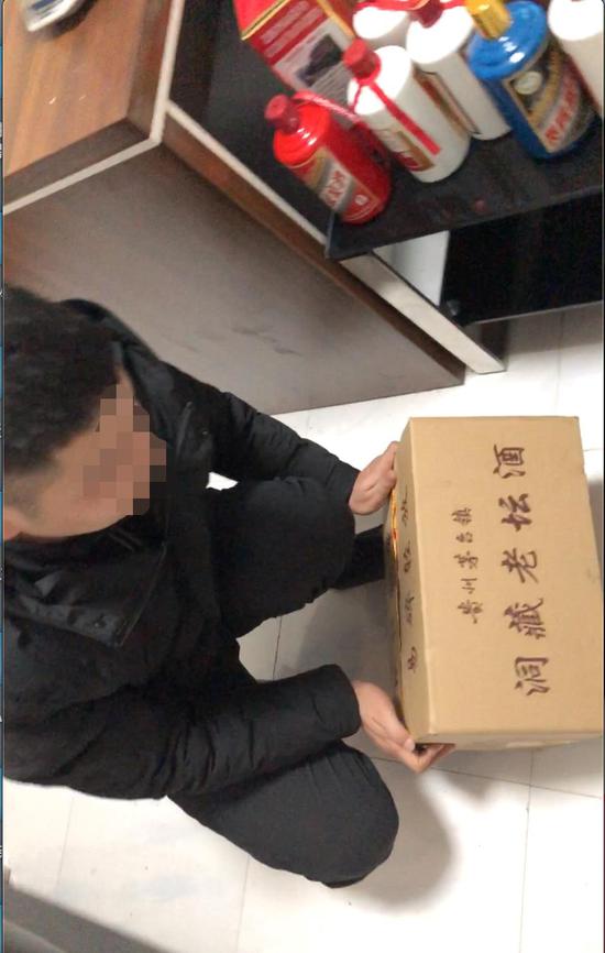 陳建榮（化名）展示洞藏酒樣品 圖/新京報記者 游天燚