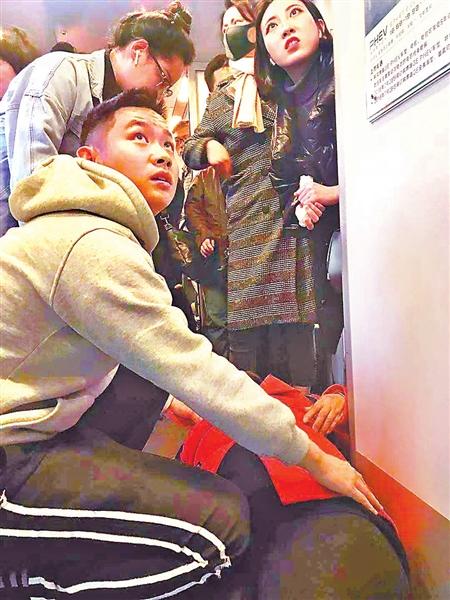 乘客動車上暈倒 空姐空少忙施救 