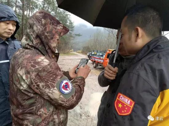 梁峰和民間救援人員在探討救援工作