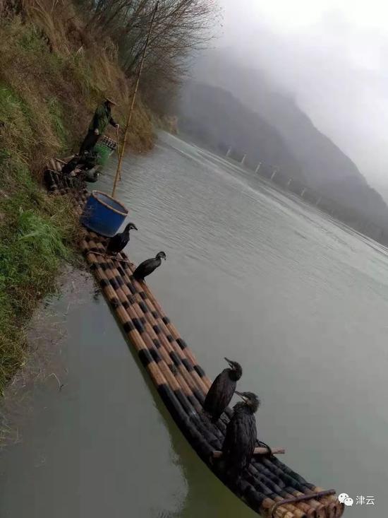 漁民在水邊做準備工作