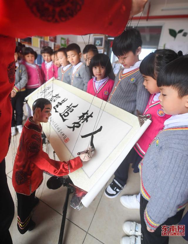 木偶會寫字：提線木偶表演走進連城幼兒園 