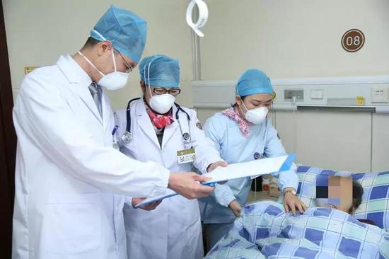 陳女士在接受治療