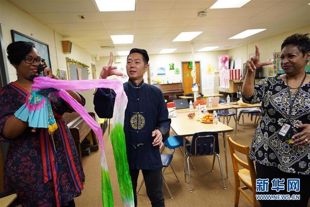 福建布袋木偶戲傳承人深入美國民間