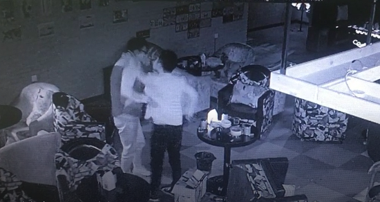 李雷攻擊王浪的這個動作后，王浪開始持酒瓶反擊