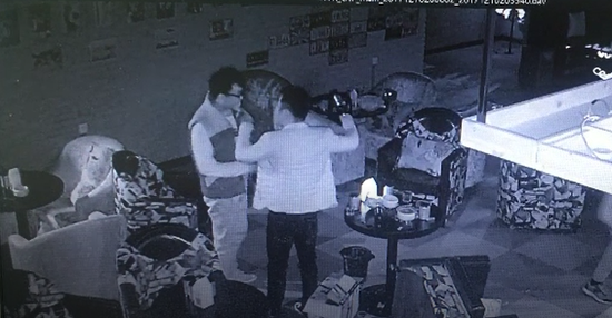 王浪一直在討好，但仍被李雷辱罵、威脅