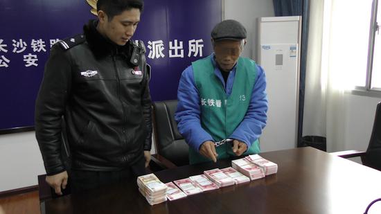 何某指認其所購買的假幣。長沙鐵路公安供圖