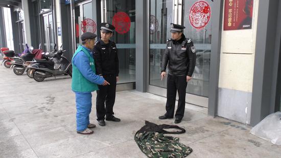 何某指認當時進站時所穿的衣服。長沙鐵路公安供圖