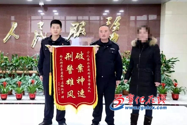 兩名男子入店搶劫，不到半天就被抓了