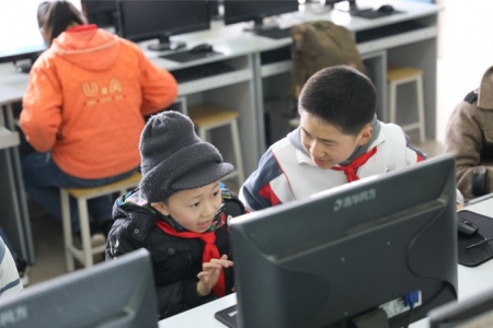 金鎮和同學一起學習。