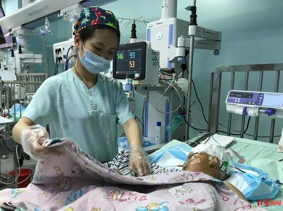 目前患兒在ICU，生命體征平穩(wěn)