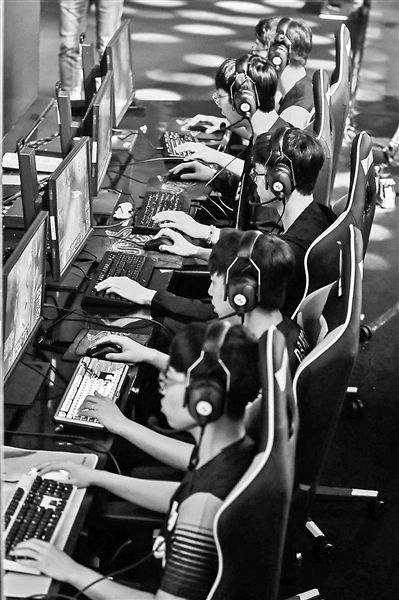 圖二：去年8月，雅加達(dá)亞運(yùn)會(huì)電競英雄聯(lián)盟上中國代表隊(duì)出戰(zhàn)