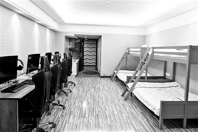 圖一：隨著行業(yè)的發(fā)展，位于西安的一家電競主題酒店周末時(shí)?！耙环侩y求”