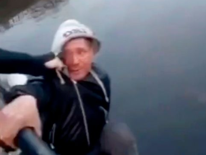 路人被逼跳河時(shí)手握欄桿（圖源：視頻截圖）