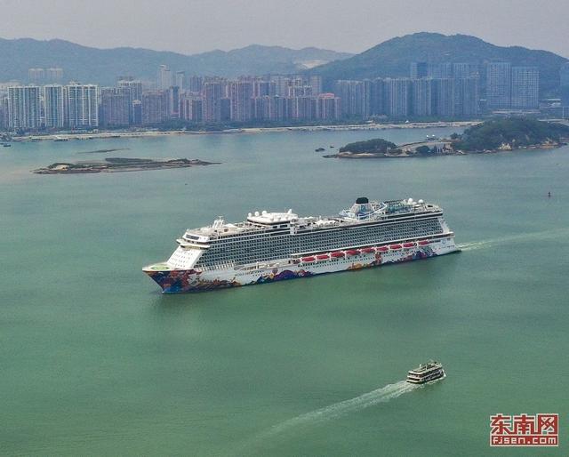 “世界夢(mèng)號(hào)”郵輪停泊廈門國際郵輪母港