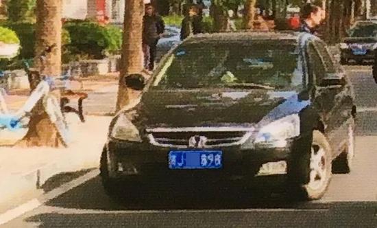 交警勘查完現場，將貨車司機宋某和安女士一起帶回大隊調查。