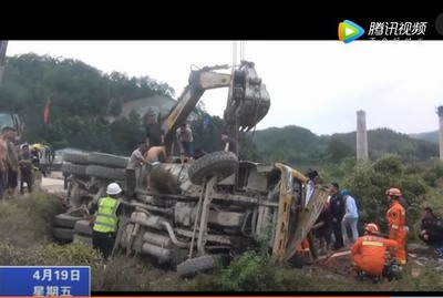 施工土方車發(fā)生側(cè)翻漏油 消防員緊急救援被困駕駛員