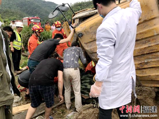 寧化：車速過快土方車側翻 消防破拆救出一人