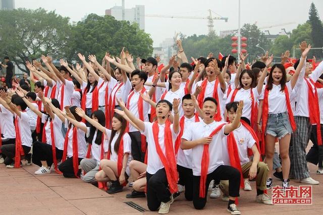 福建各界青年歌舞激情“快閃” 紀念五四運動100周年 