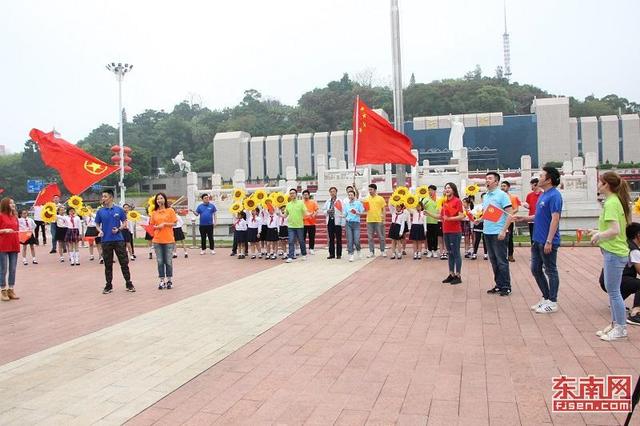 福建各界青年歌舞激情“快閃” 紀念五四運動100周年 