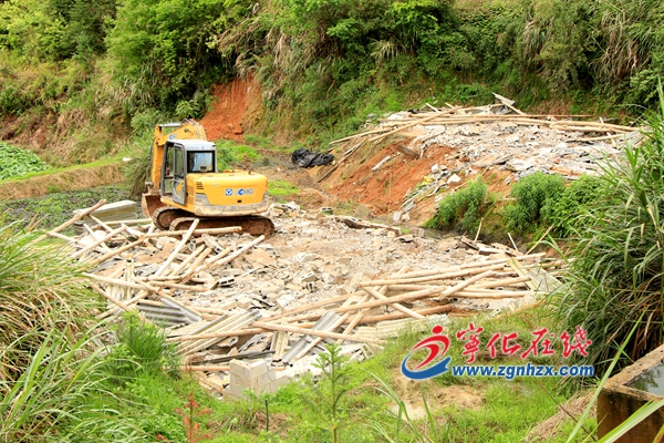 寧化水茜鎮拆除7個違規搭建豬圈