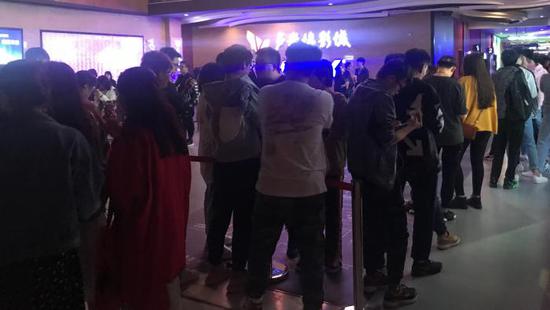 （等待3點場的觀眾，本報記者拍攝）