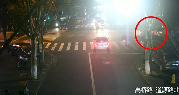  通過監(jiān)控，警方發(fā)現(xiàn)嫌疑車輛多次故意與他人車輛碰撞