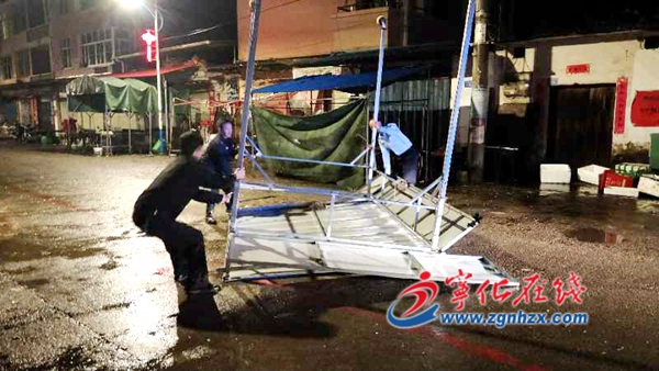 狂風(fēng)暴雨來襲，寧化民警堅(jiān)守?fù)岆U(xiǎn)一線