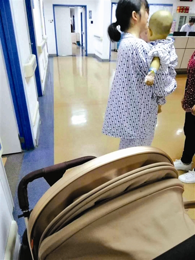 吳女士抱著女兒在手術室門口