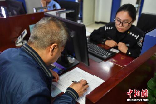 資料圖：民眾現(xiàn)場(chǎng)辦理居住證。