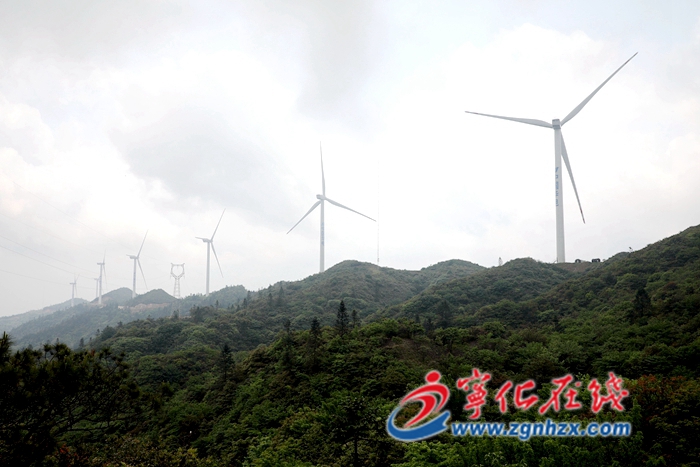 白云深處大風車發電啦