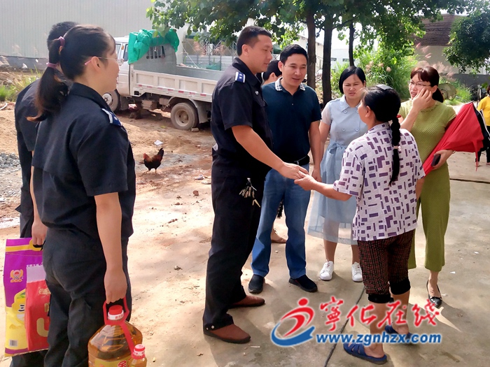 寧化一企業走訪慰問城南鎮貧困戶