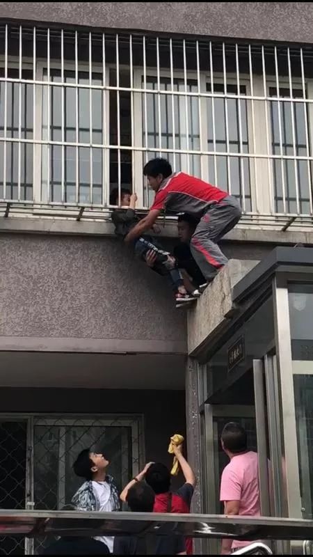 他保持著這樣的姿勢，托舉了半個小時……