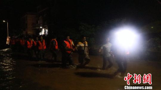 湖南安仁縣普降暴雨致部分農房垮塌中小學停課